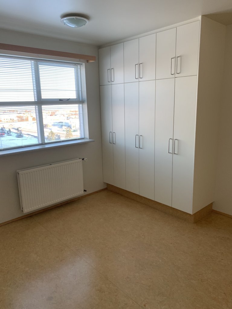 Skápur í stærra herbergi