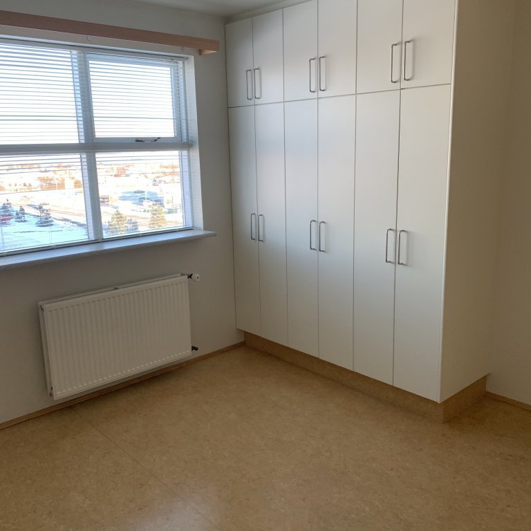 Skápur í herbergi drekagil