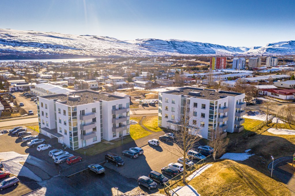 Kjalarsíða 1a og b