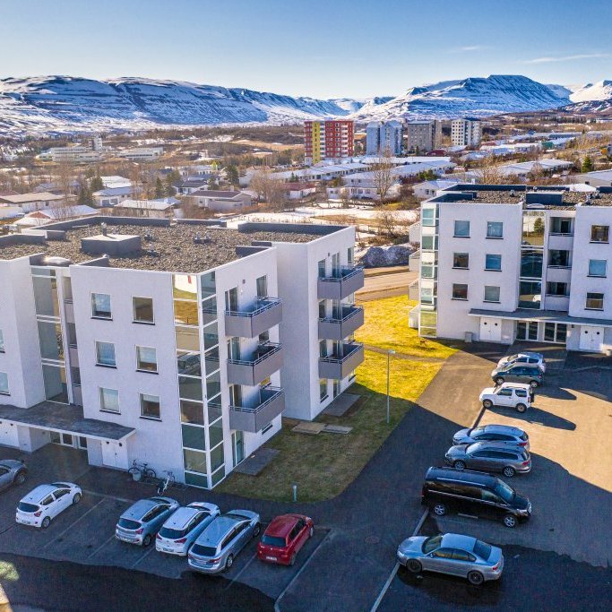 Kjalarsíða 1a og b