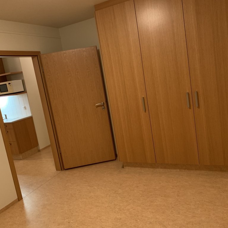 Stærra herbergi í þriggja herbergja íbúð