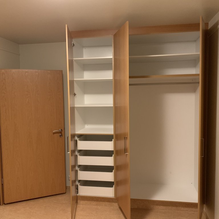 Fataskápur í stærra herbergi