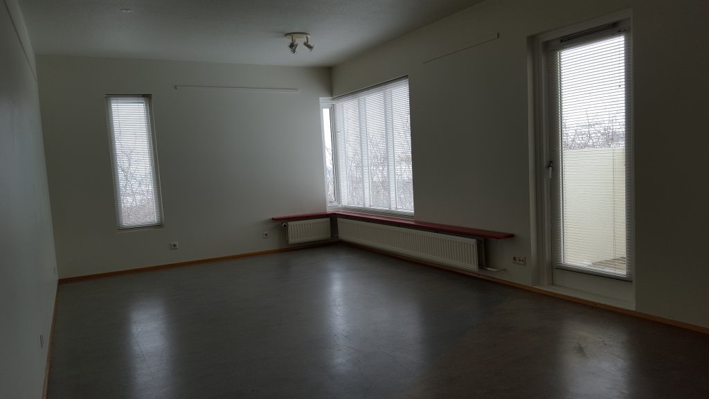 Stofa séð úr eldhúsi