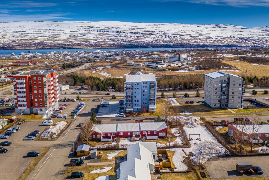Tröllagil 29 and Drekagil 21 with the university in the background