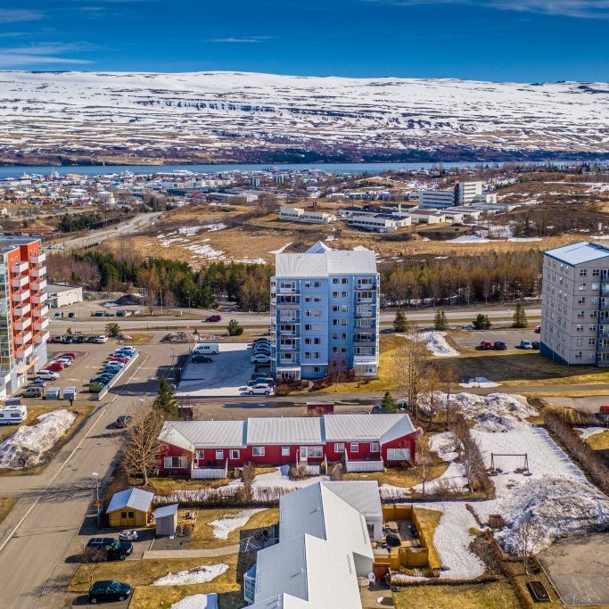 Tröllagil 29 and Drekagil 21 with the university in the background